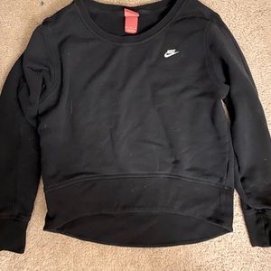 I’m selling a nike crop sweatshirt and it’s black!